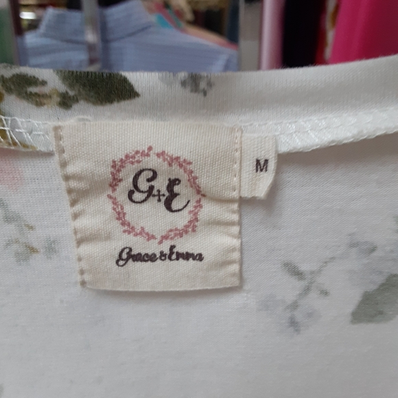 Ladies top - Picture 2 of 3